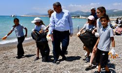Taşucu sahilinde çevre için ortak temizlik etkinliği