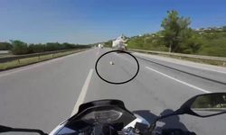 Beton mikserinden dökülen malzeme motosikletliyi devirdi