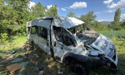 Burdur'da minibüs tarlaya uçtu: 8 yaralı