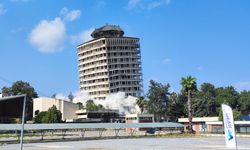Adana'da depremde hasar gören 16 katlı binası dinamit ile yıkıldı