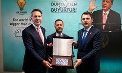 Bakanlar Kurum ve Bayraktar, Londra'da AK Parti teşkilatıyla bir araya geldi