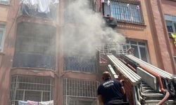 Mersin'de Çakmak Caddesi'nde Yangın: Evde kimsenin olmaması teselli oldu