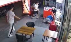 Kadın esnafa bıçak çekti, ayağı takılıp yere düştü: O anlar kamerada