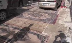 8 aydır asfaltlanmayan yola halı sererek tepki gösterdiler