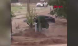 Şiddetli yağış taşkına yol açtı: 3 araç sele kapıldı