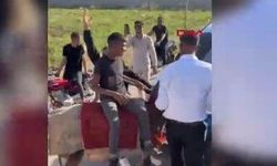 Düğün konvoyunun önünü eşekle kestiler