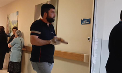 Eline saplanan çivili tahtayla hastaneye gitti