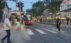 Fatih'te raylara düşüp tramvayın altında kalan çocuk öldü
