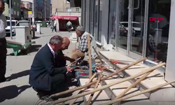 Yıllarca kullandığı aletlerini kaldırımda satışa çıkardı