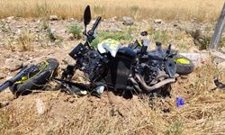 Kamyonet ile motosiklet çarpıştı; 1 ölü, 1 yaralı