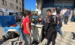 Karşı şeride geçen otomobilin ciple çarpıştığı kaza kamerada: 3 yaralı