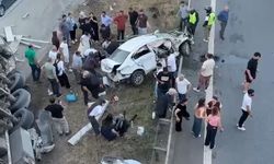 Otoyolda lastiği patlayan TIR, otomobile çarpıp devrildi: 6 yaralı
