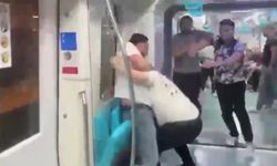 Pendik'te Marmaray'da yumruklu kavga kamerada