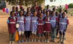 Trabzonspor formaları Afrika’daki çocukları sevindirdi