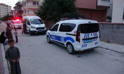 Uzaklaştırma kararı olan koca, çocuklarının gözü önünde eşini boynundan bıçakladı