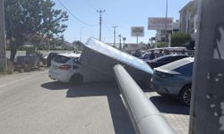 Üzerine reklam totemi devrilen otomobilin sürücüsü yara almadan kurtuldu