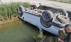 Sulama kanalına düşen araçtan sağ çıktı