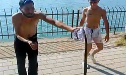 Nehirden çıkardıkları yılanın başını ezip, çakıyla keserek öldürdüler