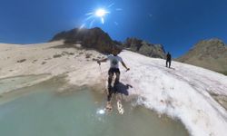 Temmuz sıcağında buzul gölünde kayak keyfi