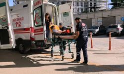 Ailesinin anahtarı unuttuğu çocuk, eve girmek için tırmandığı 2'nci kat balkonundan düşerek yaralandı