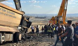 Ankara'da yol çalışmasında iki hafriyat kamyonu çarpıştı: 2 ölü