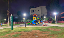 Toroslar’da parklar aydınlandı, çocukların oyun keyfi geceye uzadı