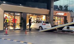 Akaryakıt istasyonundaki otomobil markete daldı; müşteri yaralandı