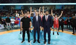 Bakan Bayraktar, 2. Büyük Güreş Festivali Minikler Şampiyonası’nda sporcularla bir araya geldi