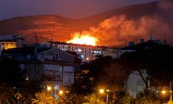 Sağanak ve fırtınada sokakları su bastı, ağaçlar devrildi