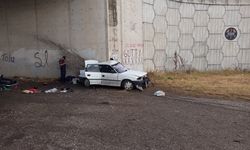 Bursa'da otomobil köprü altındaki beton duvara çarptı: 3 ölü 2 yaralı