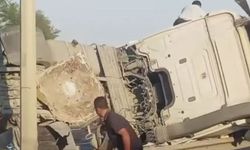 TEM Otoyolu'nda beton tankeri devrildi: Trafik kapandı