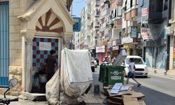Tarihi çeşmeden çekçek arabasına kova kova su
