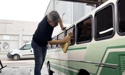 Minyatür otobüsüne gözü gibi bakıyor