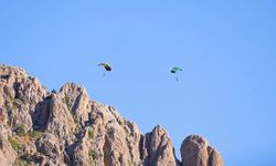 Erzincan'da sporcuların wingsuit e base jump atlayışı nefes kesti
