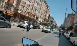 Esenler'de otomobilin kadına çarptığı anlar kamerada