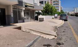 Mersin’de şiddetli fırtınada ağaç dalları kırıldı tenteler uçtu