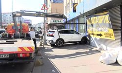 Gaziosmanpaşa'da cip iş yerine çarptı; kaza kamerada