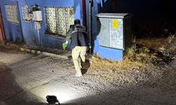 Kapüşonuyla geldi evin önüne benzin döküp ateşe verdi