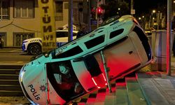 Otomobil ile çarpışan polis aracı devrildi 3 kişi yaralı