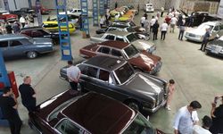 Klasik otomobiller fabrika hangarında sergilendi