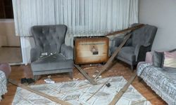 Küçükçekmece'de fırtınada uçan çatının parçaları 2 binaya zarar verdi