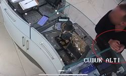 Müşteri gibi girdi, altın kolyeyi çalıp kaçtı