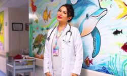 Çocukların acılarını gülüşüyle tedavi etmeye çalışıyor