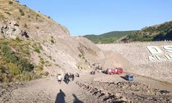 Otomobil dere yatağına yuvarlandı; 3 ölü, 3 yaralı