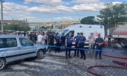 Oto tamirhanesinde yangın: 5 kişi dumandan etkilendi