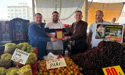 Mersin’de örnek pazarcıya plaketli teşekkür dönemi