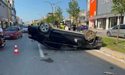 Refüjdeki ağaçlara ve aydınlatma direğine çarpan otomobilin takla attığı kaza kamerada: 2 yaralı