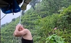 Rize'de vatandaş sağanak altında duş alarak serinledi