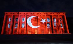 TBMM binasına 15 Temmuz'un 10'uncu yılında şehitlerin fotoğrafı yansıtıldı