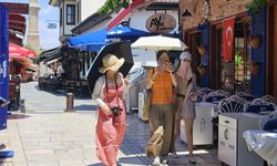Antalya sıcağında turistlerden güneşe karşı tam koruma